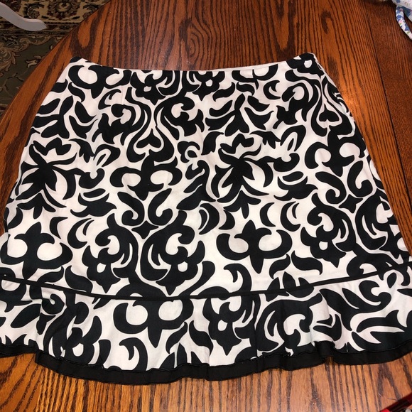 WHITE HOUSE BLACK MARKET SIZE 10 BLACK/WHITE ABSTACT PATTERN FULLY LINED SKIRT - Picture 3 of 9